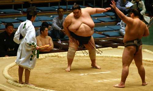 巨乳にしすぎて後悔した女性、仕事への影響恐れ減胸には踏み切れず。