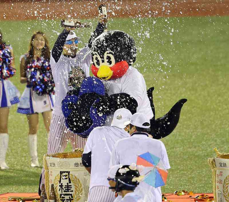 球団マスコットと選手がじゃれてる画像下さい！