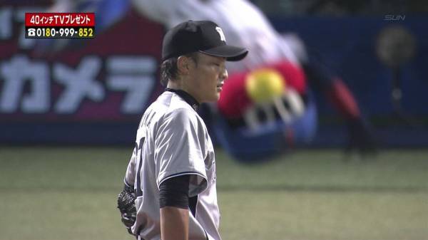 球団マスコットと選手がじゃれてる画像下さい！