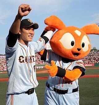 球団マスコットと選手がじゃれてる画像下さい！