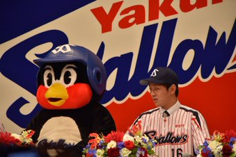 球団マスコットと選手がじゃれてる画像下さい！