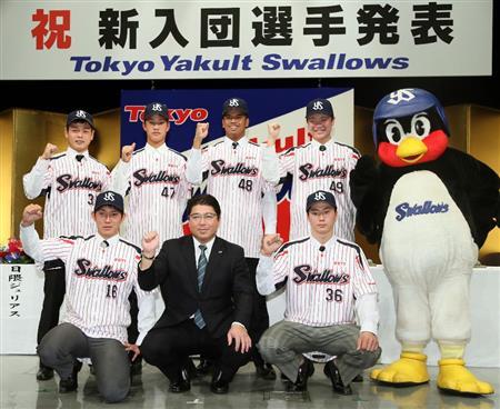 球団マスコットと選手がじゃれてる画像下さい！