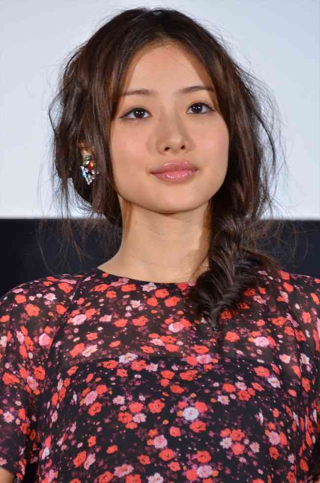 石原さとみの美しすぎるアップ、美肌にグッと迫るため息モノの一枚。