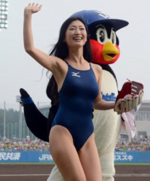 球団マスコットと選手がじゃれてる画像下さい！