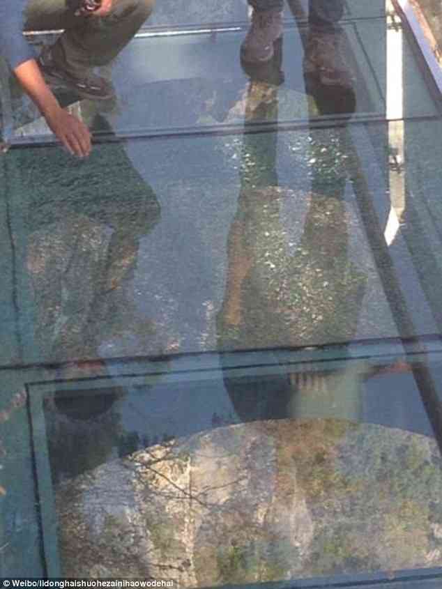 正気かよ!高さ305m、高層ビルの側面に全面ガラス張りの滑り台が設置される。(アメリカ)