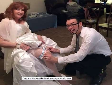 驚愕の年齢差！　17歳男性が71歳女性と恋愛結婚（米）　