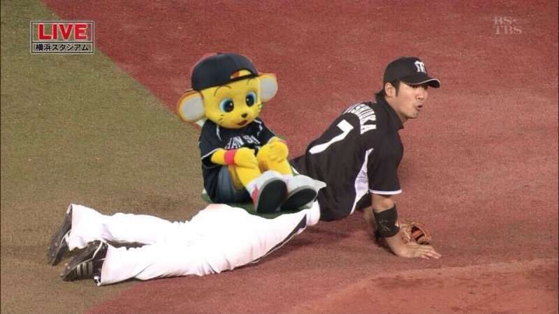 球団マスコットと選手がじゃれてる画像下さい！