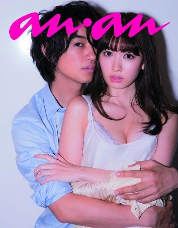 小嶋陽菜の美背中にドキッ! 黒ドレスで“クール”なこじはるに