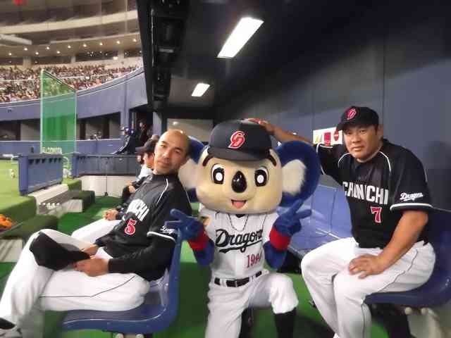球団マスコットと選手がじゃれてる画像下さい！