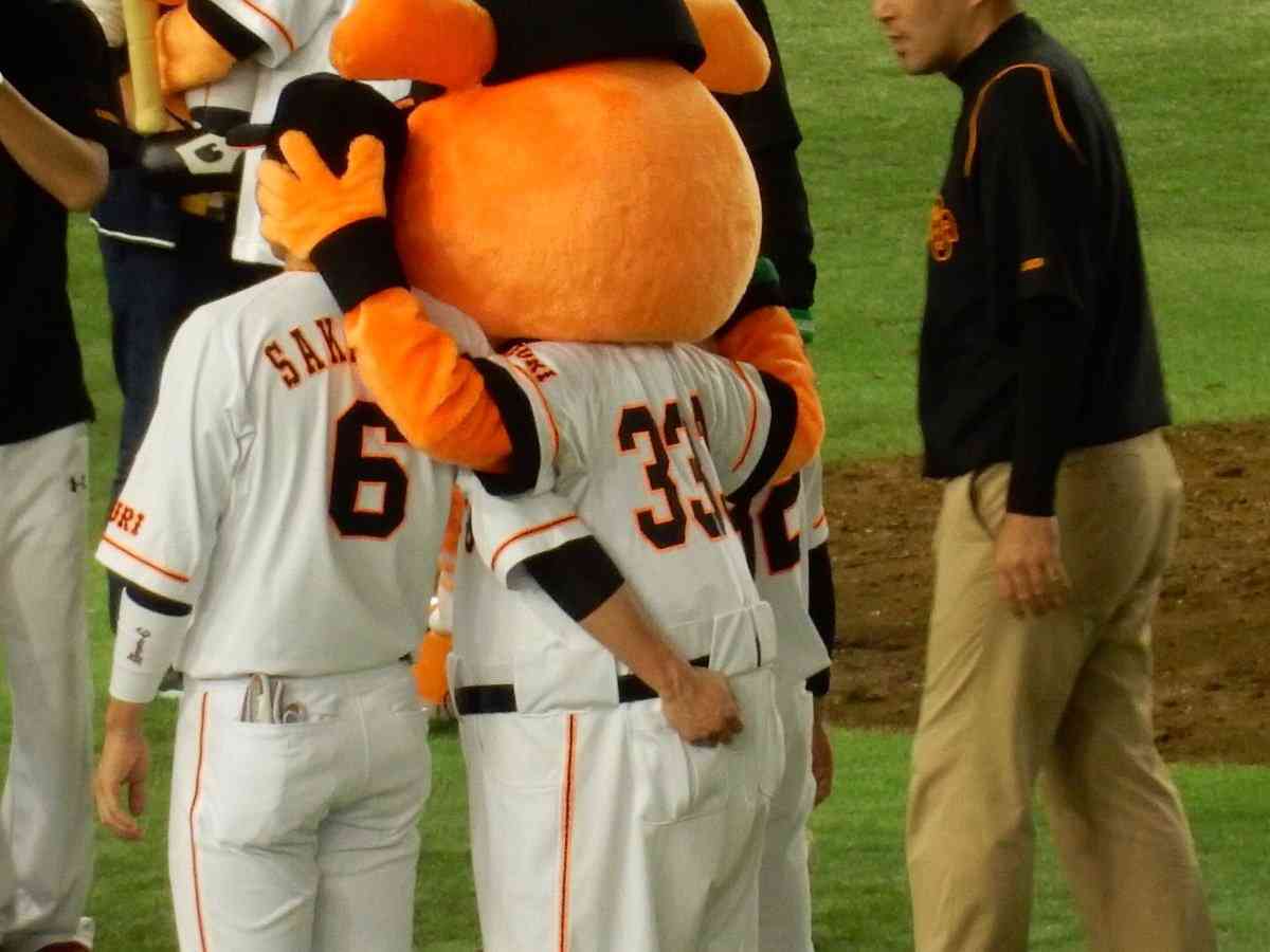 球団マスコットと選手がじゃれてる画像下さい！
