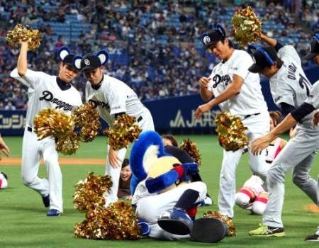 球団マスコットと選手がじゃれてる画像下さい！