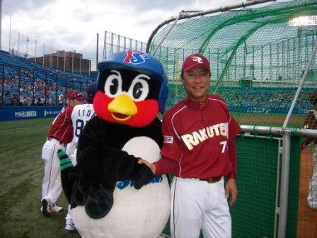 球団マスコットと選手がじゃれてる画像下さい！