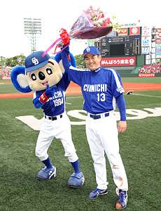 球団マスコットと選手がじゃれてる画像下さい！