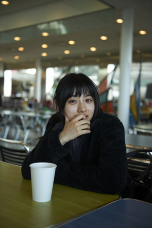石原さとみの美しすぎるアップ、美肌にグッと迫るため息モノの一枚。
