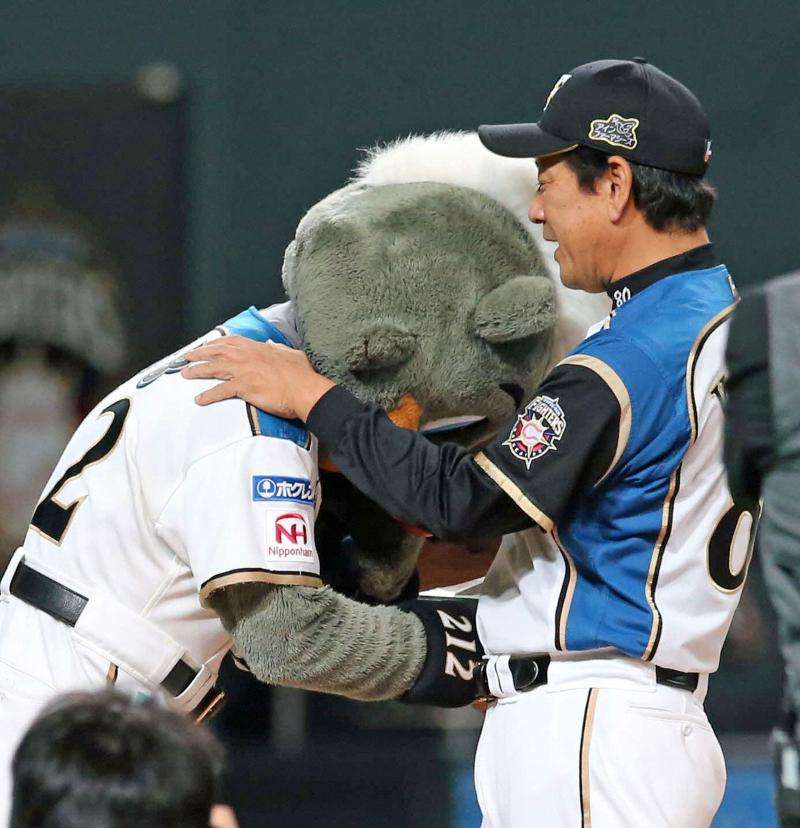 球団マスコットと選手がじゃれてる画像下さい！