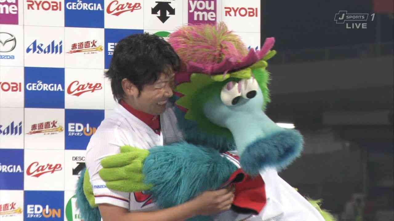球団マスコットと選手がじゃれてる画像下さい！