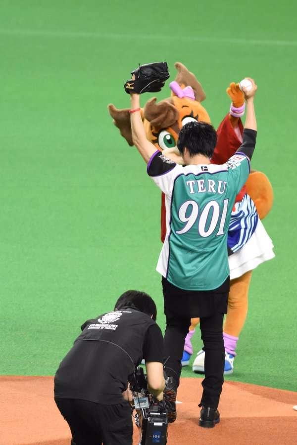 球団マスコットと選手がじゃれてる画像下さい！
