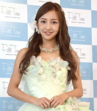 板野友美がウエディングドレスをプロデュース 自身の結婚観は…
