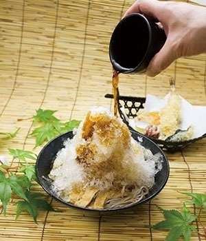 かき氷をのせた夏限定うどん!つるとんたん・氷冷だしのおうどん