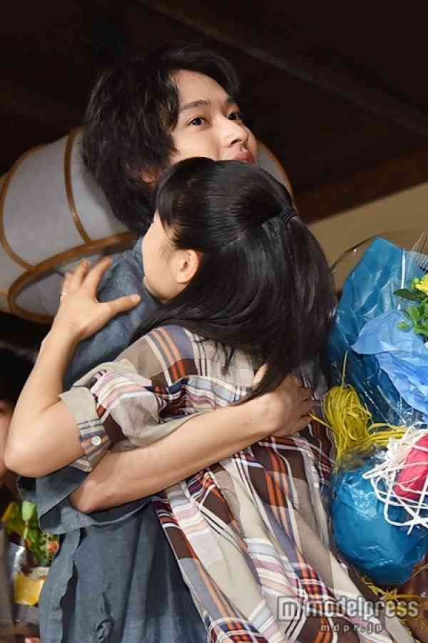 土屋太鳳　水色の花柄浴衣で華やかに　理想のデートを語る