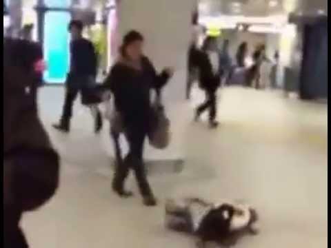 渋谷駅で泣き叫ぶ少女が母親に顔を蹴られ床に叩きつけられる - YouTube
