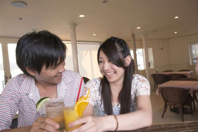 好きでもムリ!?　付き合ってない男性とのデートで「回し飲み」はできる？｜「マイナビウーマン」