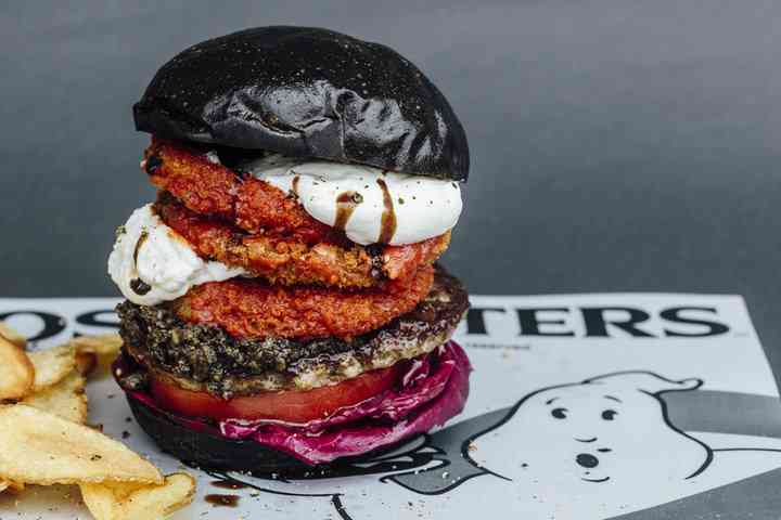 “マシュマロマン”のバーガーも！ゴーストバスターズとJ.S.BURGERS CAFEがコラボ － えん食べ