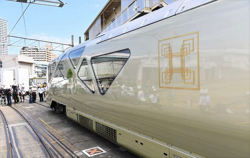 <豪華寝台列車>淡いゴールドで夢の旅…「四季島」お披露目
