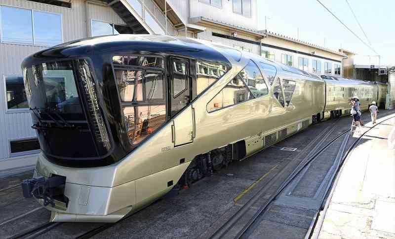 <豪華寝台列車>淡いゴールドで夢の旅…「四季島」お披露目