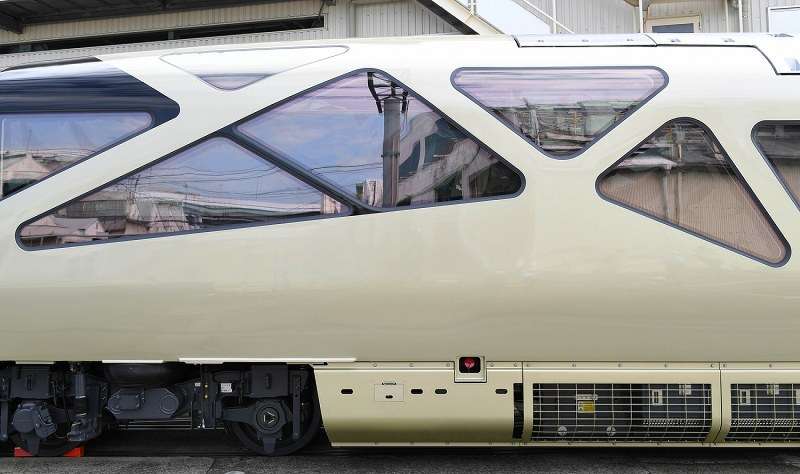 <豪華寝台列車>淡いゴールドで夢の旅…「四季島」お披露目
