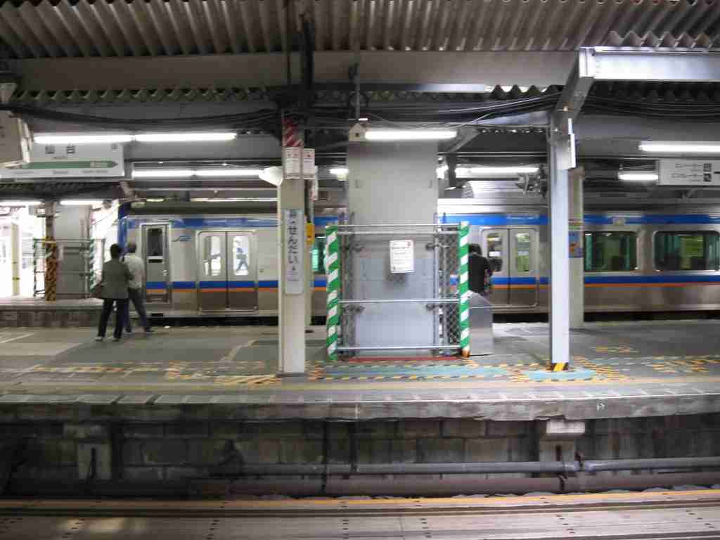 女子高生、ホームで背中刺される　仙台駅、男が逃走
