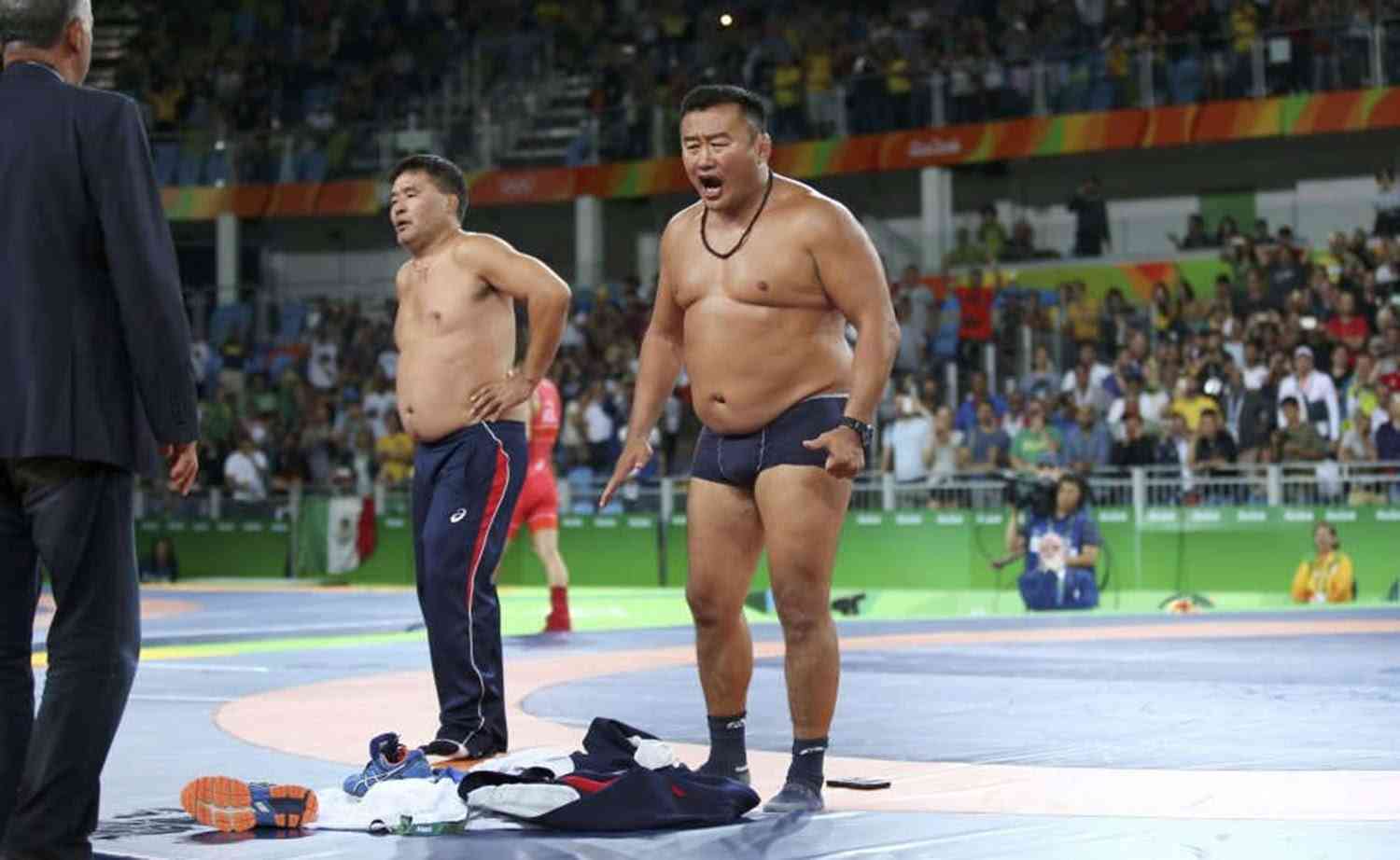 【五輪】モンゴルのコーチが激怒、パンツ一丁で抗議　男子レスリング６５キロ級３位決定戦 - YouTube