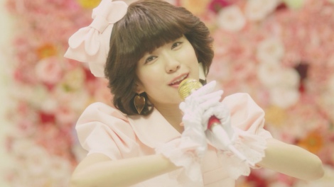AKB48島崎遥香「聖子ちゃんカット」に変身! スピリッツが80年代アイドル特集