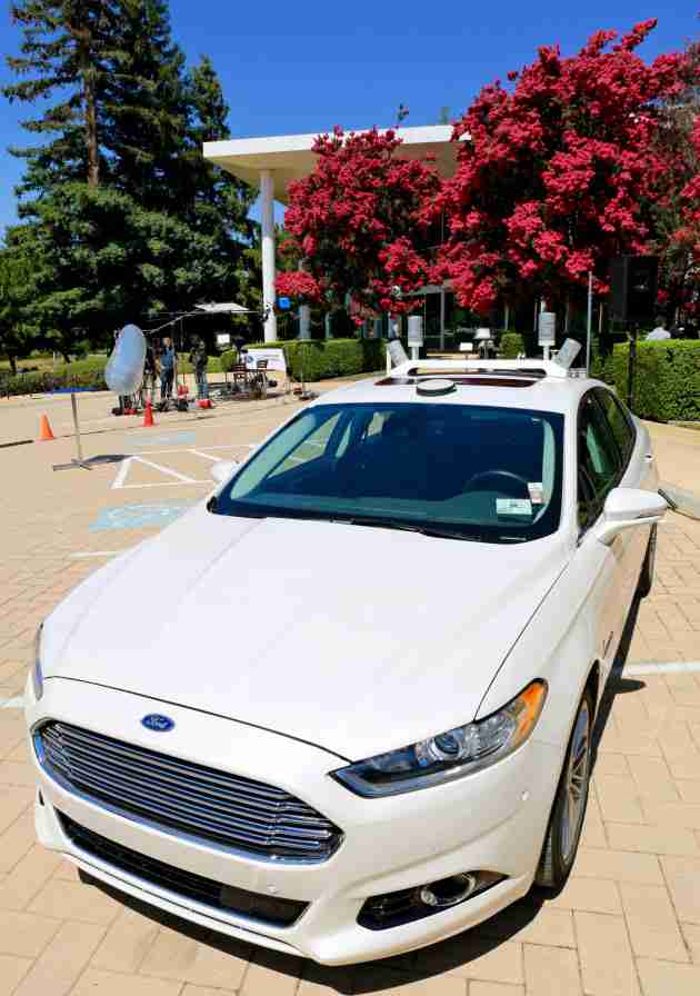 ハンドルやアクセルのない「完全自動運転車」、米フォードが量産を始めると発表