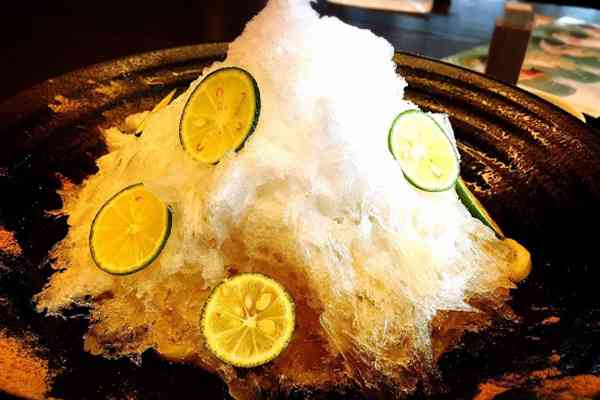 かき氷をのせた夏限定うどん!つるとんたん・氷冷だしのおうどん