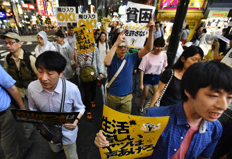 「生活苦しいヤツは声あげろ」貧困たたき　新宿で緊急抗議デモ　作家の雨宮処凛さんらも