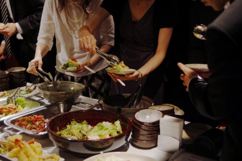 【大炎上】「女の子なら出来ないと恥ずかしい」―食事の取り分け方まとめ記事に「時代遅れの男尊女卑」と非難殺到