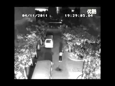 【恐怖】その場で2度も雷に打たれてしまった男性の末路【落雷】 - YouTube