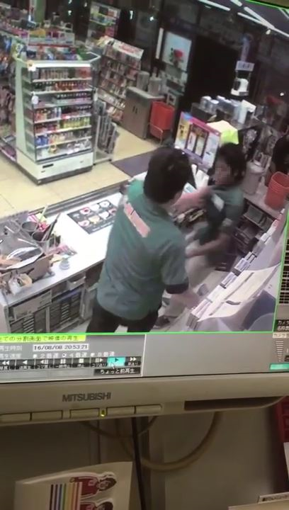セブンイレブンのバイトがレジで店長から暴行を受ける映像を公開し告発　胸ぐらや髪を掴み顔を殴る