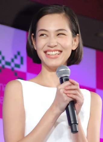 水原希子、野村周平との交際報道に笑顔 とぼけた表情で否定せず