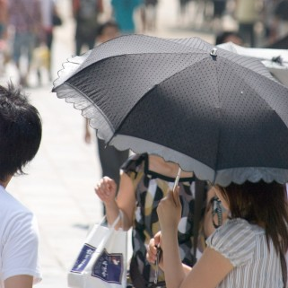 男性に聞いた！　「日傘をさしている女性」はアリ？　ナシ？｜「マイナビウーマン」