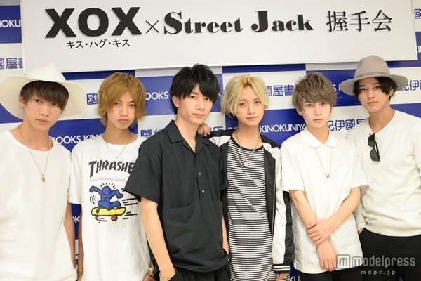 新世代のイケメングループ・XOX、“濃密”握手会にファン熱狂 女子450人が詰めかける