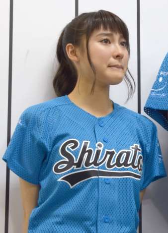 土屋太鳳、始球式で悔し泣き　ワンバン投球に納得いかず「リベンジしたい」 | ORICON STYLE