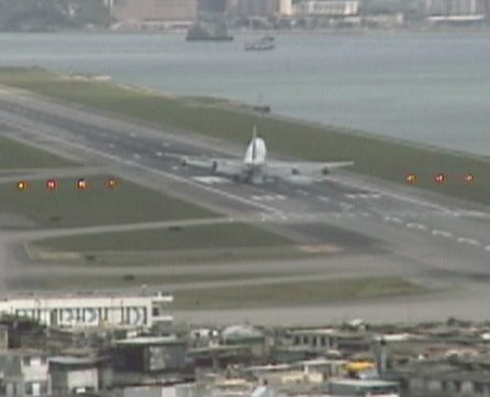 Boeing 747 Hard Crosswind Landing Hong Kong - YouTube