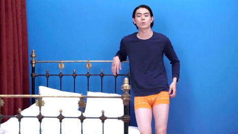 菅田将暉、カラフル&ポップな“下着姿”公開