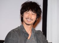クールなイメージの綾野剛の”天然”エピソードがおもしろ可愛い♪ - NAVER まとめ