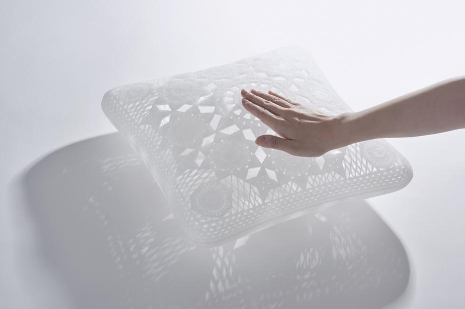 中身は空なのにフカフカ!? 世界初の材料で作られたクッション「LACE」が不思議で美しい