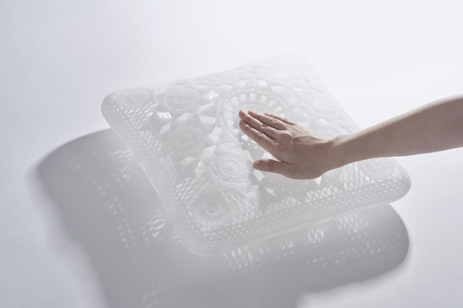 中身は空なのにフカフカ!? 世界初の材料で作られたクッション「LACE」が不思議で美しい