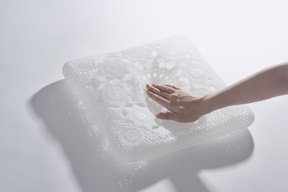 中身は空なのにフカフカ!? 世界初の材料で作られたクッション「LACE」が不思議で美しい