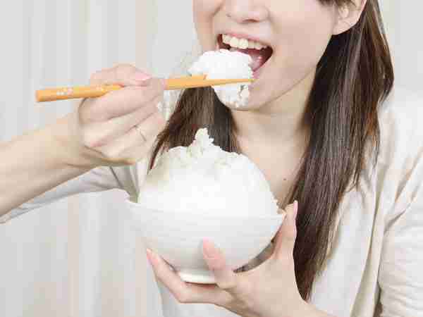 男の幻想を打ち砕く！女子の半数以上「実は少食じゃない」